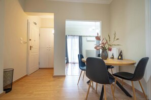 Dining - Kypseli Pulse 2BR Residence by ΜΡS (Athina)