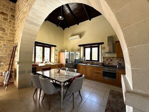 Jääkaappi, uuni, liesi, astianpesukone