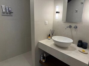 Secadora de cabello, toallas, jabón, papel de baño 