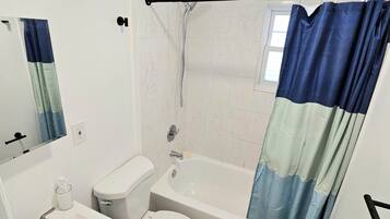 ヘアドライヤー、タオル、石鹸、トイレットペーパー