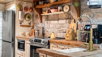 Kjøleskap, mikrobølgeovn, ovn og kokeplater