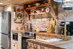 Fridge, microwave, oven, stovetop - Romantic Buffalo River Cottage And Boulder Hot Tub (Jasper)