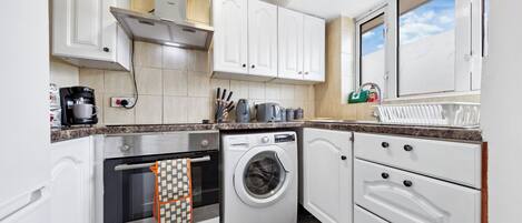 冷蔵庫、電子レンジ、オーブン、コンロ