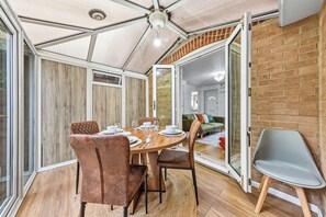 Dining - Spacious & Colourful Entire House - 5mins To Tower Bridge - Garden /Free Parking (London)