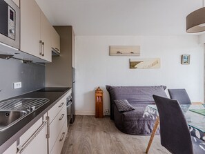 Interior - Seafront studio with enclosed loggia and parking, sleeps 4 (Biscarrosse Plage)