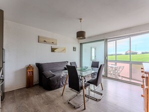 TV - Seafront studio with enclosed loggia and parking, sleeps 4 (Biscarrosse Plage)