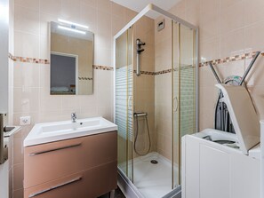 Bathroom - Seafront studio with enclosed loggia and parking, sleeps 4 (Biscarrosse Plage)
