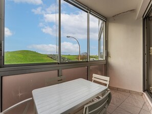 Dining - Seafront studio with enclosed loggia and parking, sleeps 4 (Biscarrosse Plage)
