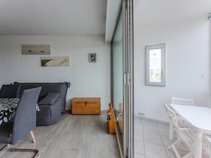 TV - Seafront studio with enclosed loggia and parking, sleeps 4 (Biscarrosse Plage)