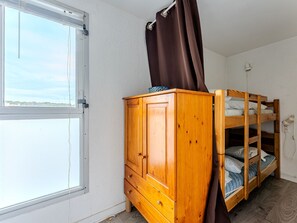 Room - Seafront studio with enclosed loggia and parking, sleeps 4 (Biscarrosse Plage)