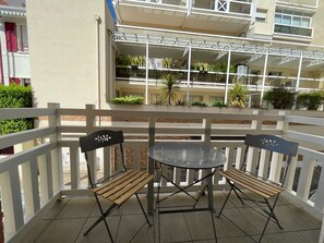 Outdoor dining - 2-Room Apartment in Arcachon Center with Balcony, Sleeps 4 (Arcachon)