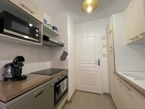 Fridge, microwave, oven, stovetop - 2-Room Apartment in Arcachon Center with Balcony, Sleeps 4 (Arcachon)