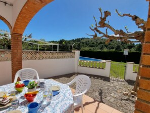 Outdoor dining - Townhouse in L'Escala with terrace and private parking, close to the beach (L'Escala)