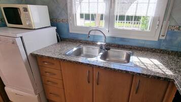 Frigorífico, microondas, horno y lavavajillas