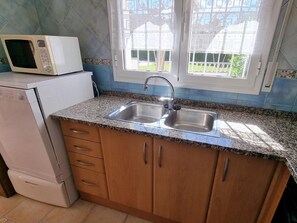 Frigorífico, microondas, horno y lavavajillas