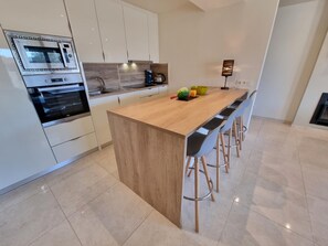 Geladeira, micro-ondas, fogão, cafeteira/chaleira