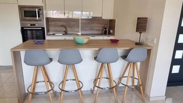 Frigorífico, microondas, horno y cafetera o tetera