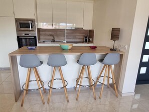 Frigorífico, microondas, horno y cafetera o tetera