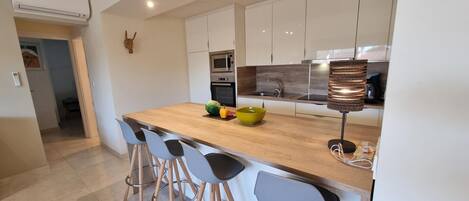 Réfrigérateur, micro-ondes, four, cafetiÚre/bouilloire