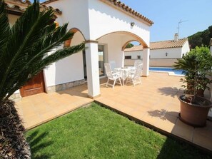 Outdoor dining - Cozy house near the beach with private pool (L'Escala)
