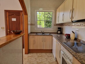 Coffee/tea maker, fridge, microwave, oven - Cozy house near the beach with private pool (L'Escala)