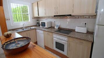 Frigorífico, microondas, horno y lavavajillas