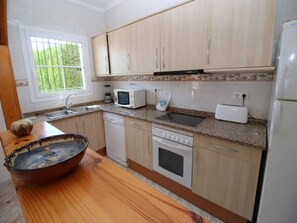 Frigorífico, microondas, horno y lavavajillas