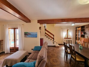 TV - Family house with terrace and pool in L'Escala (L'Escala)