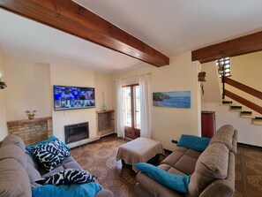 TV - Family house with terrace and pool in L'Escala (L'Escala)