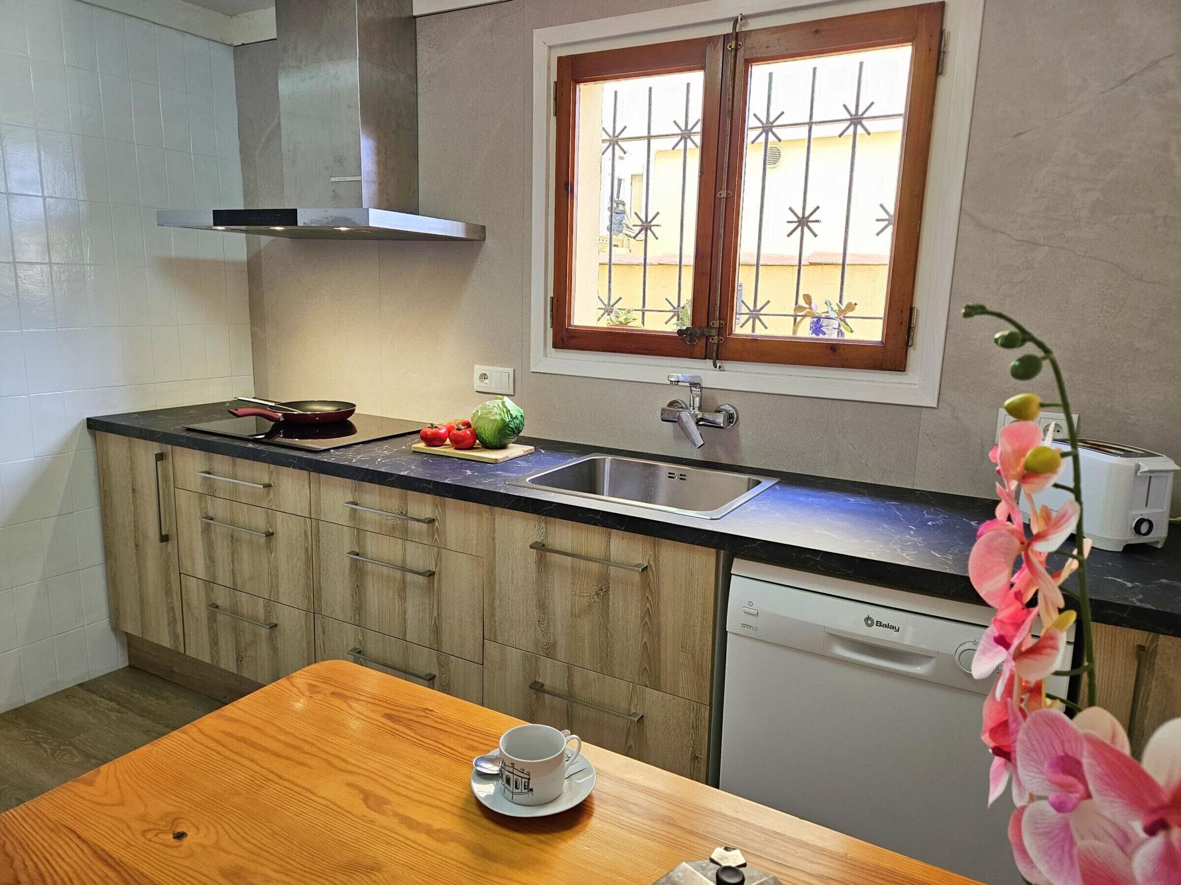 Frigorífico, microondas, horno y lavavajillas