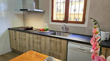 Frigorífico, microondas, horno y lavavajillas