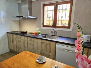 Frigorífico, microondas, horno y lavavajillas