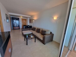 TV - Seafront apartment in L'Escala with air conditioning and parking (L'Escala)