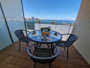 Outdoor dining - Seafront apartment in L'Escala with air conditioning and parking (L'Escala)