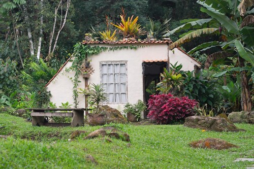 Cabin 20km from Paraty with garden and waterfall in the backyard surrounded by nature.
