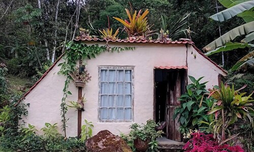 Cabin 20km from Paraty with garden and waterfall in the backyard surrounded by nature.