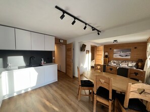 Dining - Cozy apartment in Châtel with balcony, 3 bedrooms, wifi, garage (Châtel)