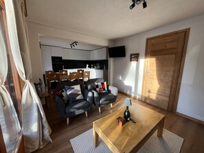 TV - Cozy apartment in Châtel with balcony, 3 bedrooms, wifi, garage (Châtel)