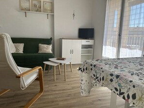 TV - 3-room Apartment Near the Beach, Sleeps 6 in Saint-Pierre-la-Mer (Fleury-Saint-Pierre-la-Mer)