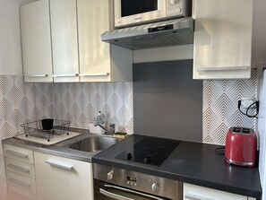 Fridge, microwave, oven, stovetop - 3-room Apartment Near the Beach, Sleeps 6 in Saint-Pierre-la-Mer (Fleury-Saint-Pierre-la-Mer)
