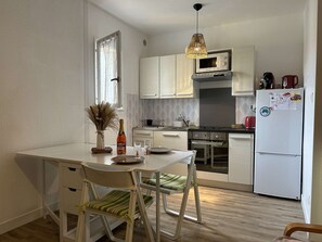 Fridge, microwave, oven, stovetop - 3-room Apartment Near the Beach, Sleeps 6 in Saint-Pierre-la-Mer (Fleury-Saint-Pierre-la-Mer)
