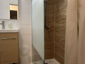 Bathroom - 3-room Apartment Near the Beach, Sleeps 6 in Saint-Pierre-la-Mer (Fleury-Saint-Pierre-la-Mer)