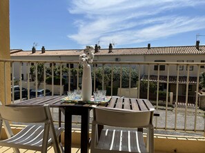 Outdoor dining - 3-room Apartment Near the Beach, Sleeps 6 in Saint-Pierre-la-Mer (Fleury-Saint-Pierre-la-Mer)