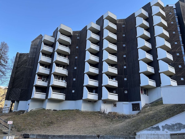 Exterior - Cozy apartment, west balcony, quiet, parking included (Vars)
