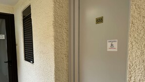 Ein Flur mit einer strukturierten Wand, einer Tür mit der Bezeichnung '635' und einem Schild, das Zimmerverfügbarkeit anzeigt.