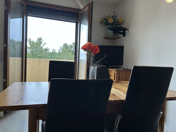 Dining - 2-room apt, 4 sleeps, Saint-Pierre-la-Mer, parking, panoramic view (Fleury-Saint-Pierre-la-Mer)