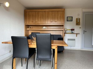 Dining - 2-room apt, 4 sleeps, Saint-Pierre-la-Mer, parking, panoramic view (Fleury-Saint-Pierre-la-Mer)