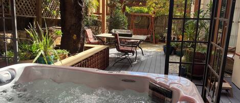 Outdoor spa tub