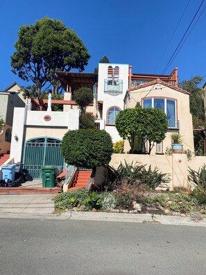 Exterior - Spend Christmas in Berkeley (Berkeley)