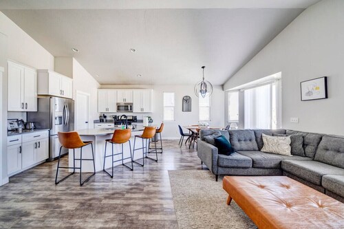 Spacious House w/ 3 Car Garage near Golf Course